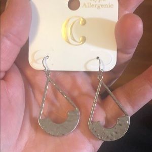 👉NEW! Hammered silvertone dangling earrings